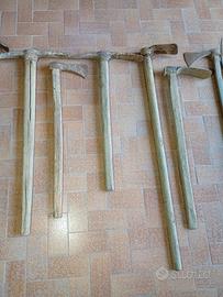 Attrezzi da lavoro antichi, agricoli e non