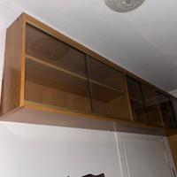 Libreria / vetrina sospesa con ante scorrevoli