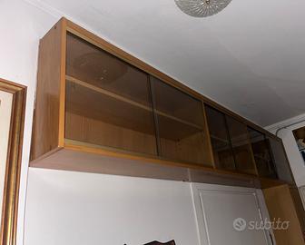 Libreria / vetrina sospesa con ante scorrevoli