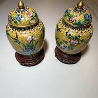 Coppia vasi cloisonné Beijing anni ’60 con base in