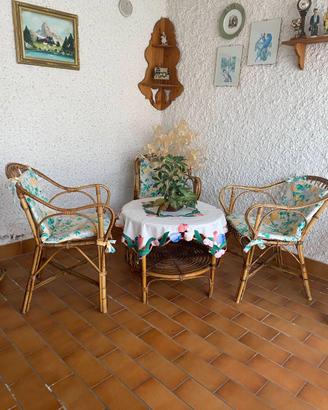 Set tre poltroncine e tavolo in vimini anni 70