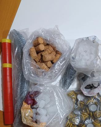 Tappi sughero vino, plastica, gabbiette e altro