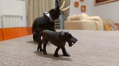 Elefante e leone africani in ebano