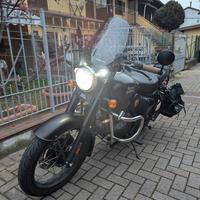 Royal Enfield Classic 350 accessoriata 
