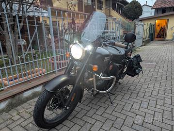 Royal Enfield Classic 350 accessoriata 