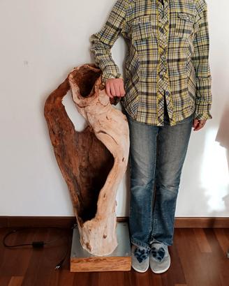 Grande unica lampada da terra legno naturale