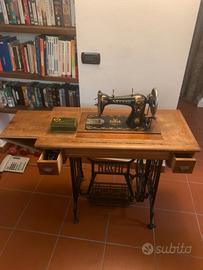 Macchina da cucire Necchi con mobiletto