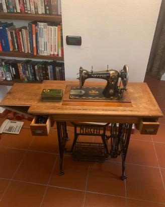 Macchina da cucire Necchi con mobiletto