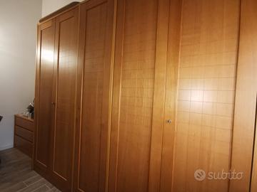 Armadio cassettiera e comodino in rovere .