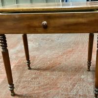 Vecchio tavolo con cassetto