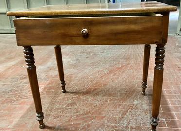 Vecchio tavolo con cassetto