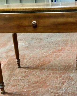 Vecchio tavolo con cassetto