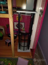 Casa delle bambole in buone condizioni