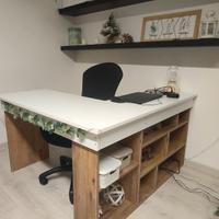 Scrivania ad angolo stile nordico/scandinavo. 