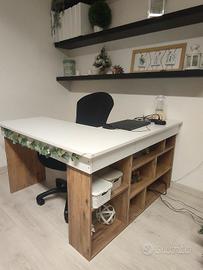 Scrivania ad angolo stile nordico/scandinavo. 