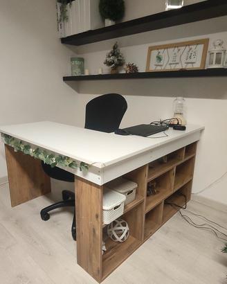 Scrivania ad angolo stile nordico/scandinavo. 
