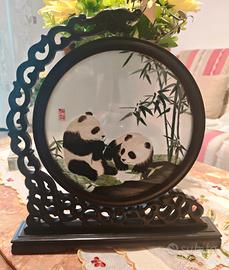 quadro diorama ricamo su seta Panda