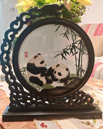 quadro diorama ricamo su seta Panda