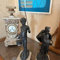 Orologio antico e bronzi antichi