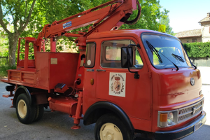 Camion OM con la gru + cestello Pat B