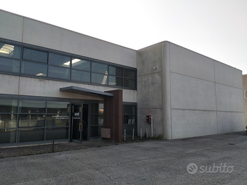 Capannone con show-room