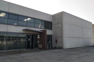 Capannone con show-room