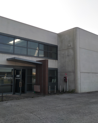 Capannone con show-room