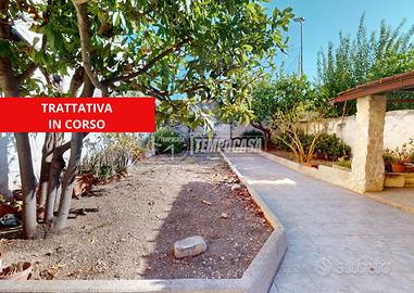 Casa singola con terrazza, cortile e giardino. Lib