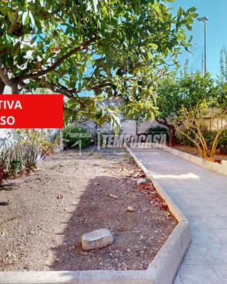 Casa singola con terrazza, cortile e giardino. Lib