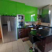 cucina artigianale ad angolo con penisola