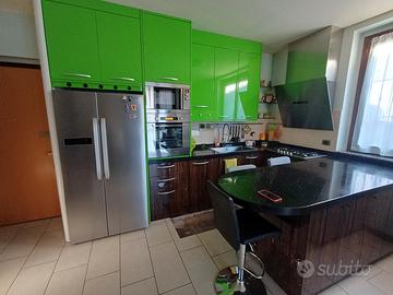 cucina artigianale ad angolo con penisola