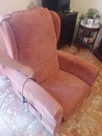 Poltrona elettroassistita per anziani