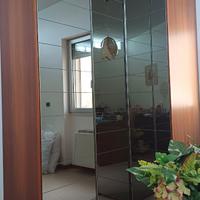 Armadio ad angolo colore noce ante a specchio