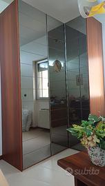 Armadio ad angolo colore noce ante a specchio