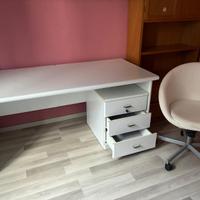 Scrivania con cassettiera e sedia girevole