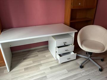 Scrivania con cassettiera e sedia girevole