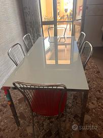 Tavolo con sedie