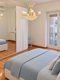 stanza con letto matrimoniale