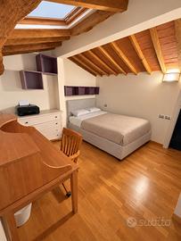 Stanza luminosa con mansarda - centro a Scandicci