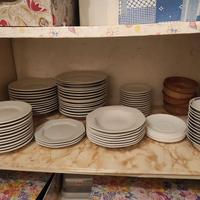 servizio di piatti bianchi in foto 