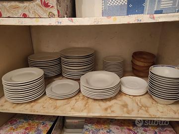 servizio di piatti bianchi in foto 