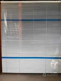 Tenda Veneziana  usata bianca con righe Bluette