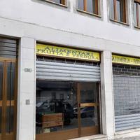 Negozio con vetrine sulla piazza principale a Gorn