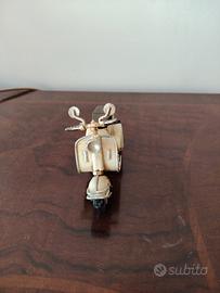 modellino di vespa in metallo da collezione 