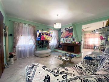 Villa di 260 m² con più di 5 locali e posto auto a