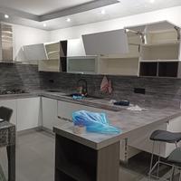 Cucina moderna su misura bianca con penisola