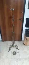 antica lampada da pavimento in ottone 