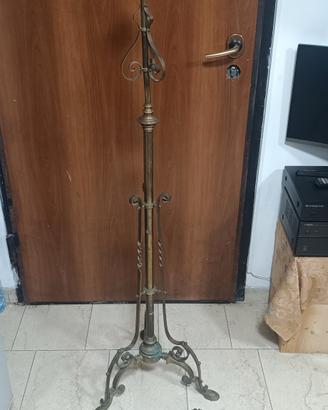 antica lampada da pavimento in ottone 