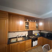 Cucina in rovere con piano in granito nero africa