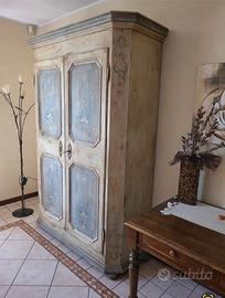 armadio due ante stile antico decorato